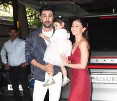 पापाराझी दिसताच राहाकडून फ्लाइंग किस, चिमुरड्या परीच्या फोटोंची चर्चा, रणबीर-आलियालाही फुटलं हसू!