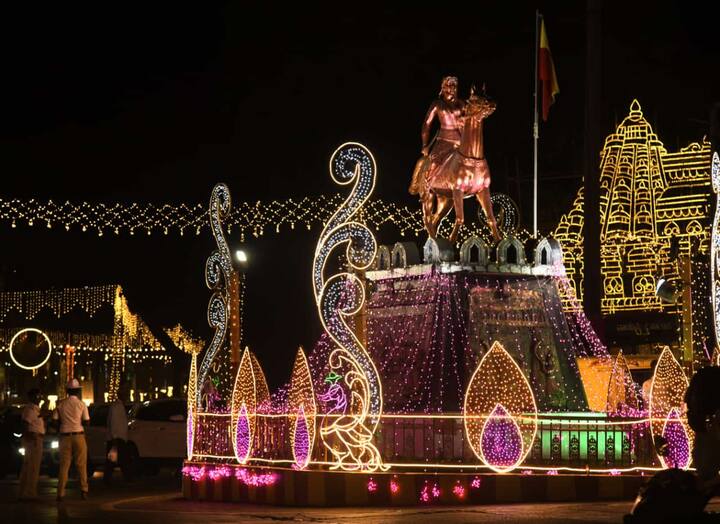 काँग्रेसच्या नेत्या सोनिया गांधी, प्रियांका गांधी, राहुल गांधी, मल्लिकार्जुन खरगे हे या अधिवेशनाला उपस्थित राहणार आहेत. या निमित्ताने बेळगाव शहरातील चौका चौकात विद्युत रोषणाई करण्यात आली असून महापुरुष आणि वेगवेगळ्या प्रसिद्ध स्थळे विद्युत रोषणाईने साकारण्यात आली आहेत.