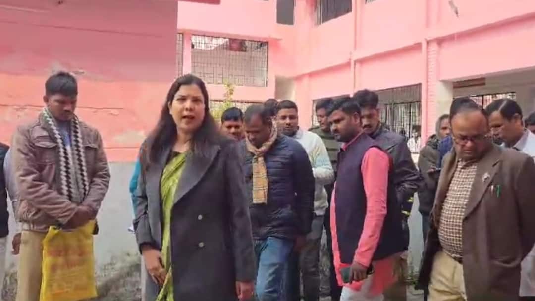 यूपी महिला आयोग की सदस्य ने किया अस्पताल का निरीक्षण, रोटी में मिली खराबी, दिए ये निर्देश Azamgarh State Women Commission member Priyanka Maurya inspected the district hospital ANN यूपी महिला आयोग की सदस्य ने किया अस्पताल का निरीक्षण, रोटी में मिली खराबी, दिए ये निर्देश