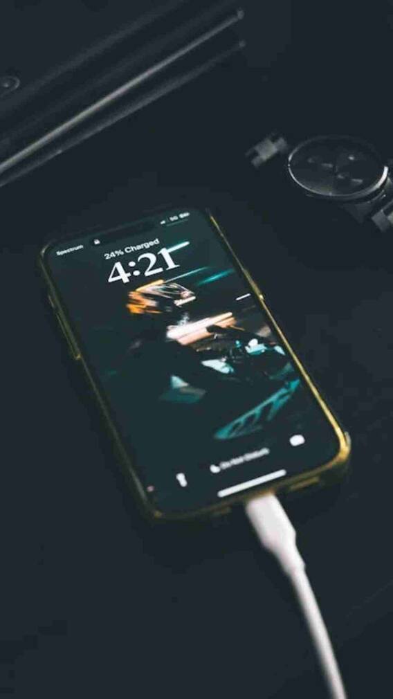 మొబైల్ ఛార్జింగ్​లో పెట్టి ఉపయోగిస్తున్నారా? అయితే జాగ్రత్త