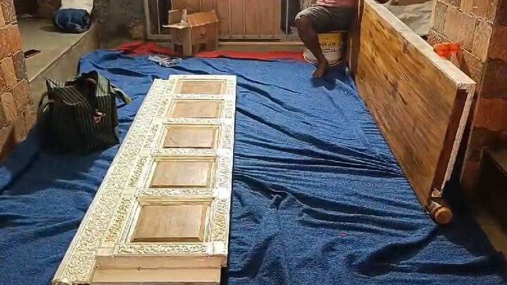 लाडक्या विठ्ठलासाठी आपल्यापरीने दानपेटीत दानही टाकतात. मंदिर प्रशसनाकडे देणगी स्वरुपातही रक्कम दिली जाते. अनेकदा दानपेटीला मौल्यवान वस्तू देऊन कृतज्ञता व्यक्त केली जाते.