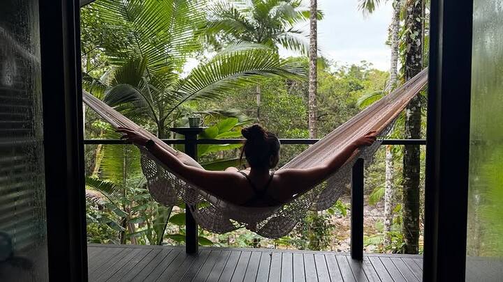 સોનાક્ષી-ઝહીર ઓસ્ટ્રેલિયાના ડેન્ટ્રી રેઈનફોરેસ્ટમાં ક્રિસમસની ઉજવણી કરી રહ્યા છે. ફોટામાં અભિનેત્રી આરામ કરતી જોવા મળે છે.