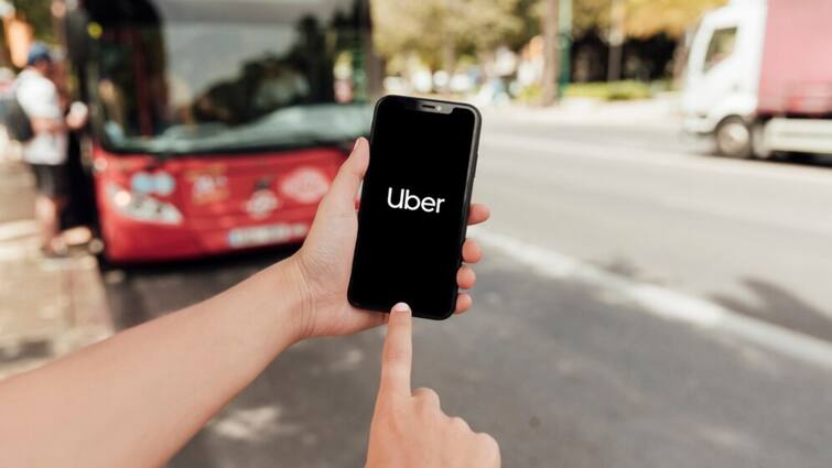 does uber charge android and iphone users differently here is truth revealed by company क्या Android और iPhone यूजर्स से अलग-अलग किराया वसूलती है Uber? कंपनी ने बता दिया सच