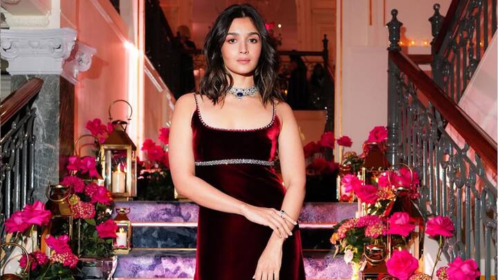 Alia Bhatt's vintage old Hollywood style maroon red velvet gown is a perfect choice. Its texture and vintage design makes it look so rich, that will be a perfect attire for an elegant and a charming Christmas party. (Image Source: Instagram/ aliaabhatt)