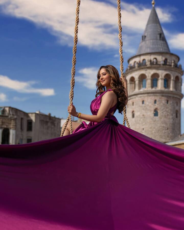 મદાલસાને શોમાં જેટલી સ્ટાઈલીશ બતાવાઈ છે તેના કરતાં રિયલ લાઈફમાં તે ઘણી સુંદર અને સ્ટાઈલીશ લાગે છે. મદાલસા શર્મા વેસ્ટર્ન કપડાં પહેરે કે સાડી પહેરે, તે ગ્લેમરસ લુકથી લાઈમલાઈટમાં રહે છે.