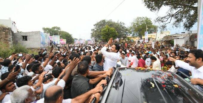 స్వామివారికి జగన్ పట్టు వస్త్రాలు సమర్పించారు