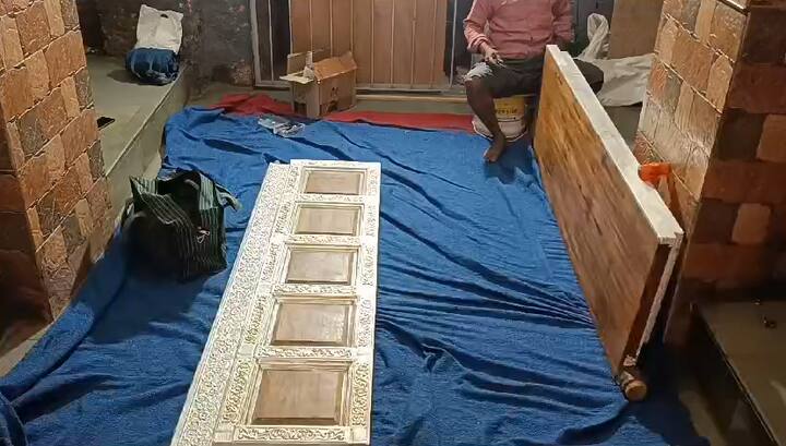 नांदेड येथील अरगुलकर परिवारातर्फे या दरवाजास चांदी बसवून देण्यात येत आहे.