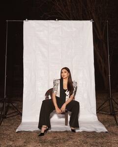 Madhuri Dixit: गुलाबी ड्रेसमध्ये माधुरी दीक्षितचा ग्लॅम लूक; पाहा फोटो!