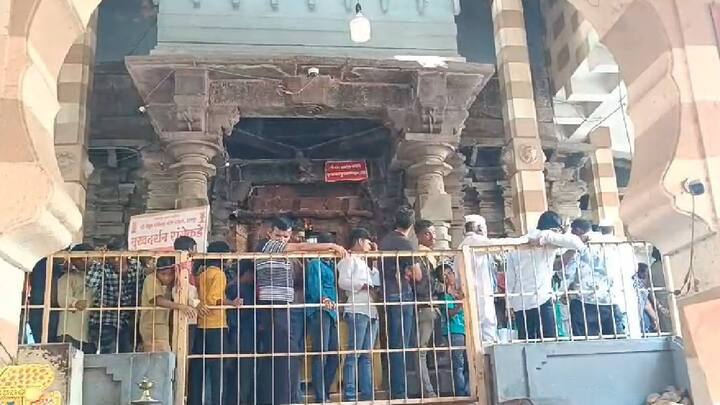 अरगुलकर परिवार श्री विठ्ठल रूक्मिणीचे निस्सीम भक्त आहेत. त्यानुसार मागील आठ दिवसापासून सदर काम सुरू आहे. त्यामुळे येथून भाविकांना प्रवेश बंद ठेवण्यात आला आहे. येत्या आठ दिवसात सदर काम पूर्ण झाल्यानंतर मंदिराच्या प्रवेशद्वाराला मोठी झळाळी मिळणार आहे.