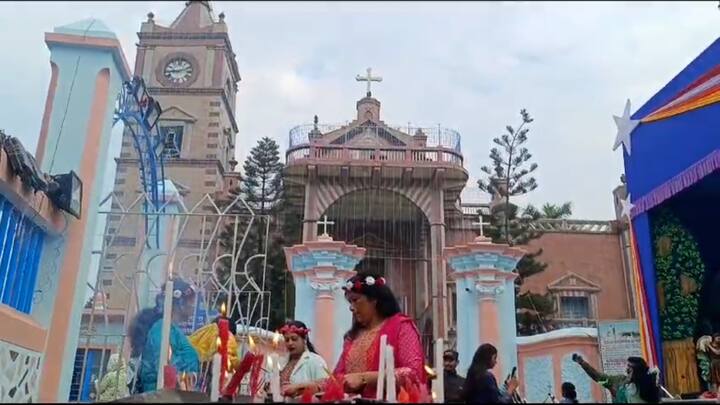 বড়দিন উপলক্ষ্যে উৎসবের মেজাজ জেলাতেও। ক্রিসমাস উপলক্ষে হুগলির ব্যান্ডেল চার্চে সকাল থেকেই ভিড়।
