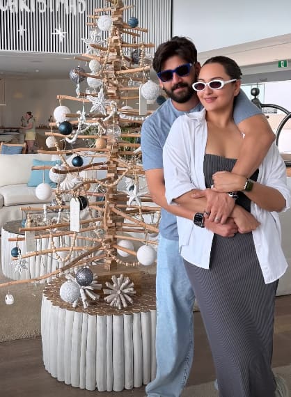 Sonakshi-Zaheer can be seen standing and posing with the Christmas tree. In the photo, Zaheer is seen holding his lady love in his arms.