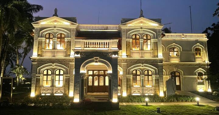 दरम्यान, टप्पा 2 मध्ये भविष्यकाळातील तंत्रज्ञानाचा वापर करुन, महापौर निवासस्थान इमारतीत मा. बाळासाहेब ठाकरे यांच्या जीवनपटाचे प्रदर्शन करणारी विविध छायाचित्रे, दृष्यचित्रे, आणि त्यांचा राजकीय प्रवास दर्शवणारी माहिती प्रदर्शित केली जाईल.