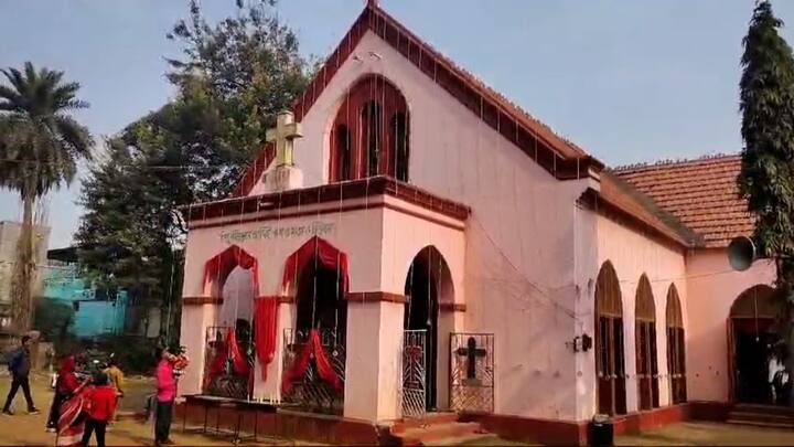 বড়দিন উপলক্ষ্যে বাঁকুড়ার সেন্ট্রাল চার্চে বিশেষ প্রার্থনার আয়োজন করা হয়। প্রচুর মানুষ ভিড় করেছেন সেখানেও।