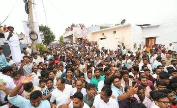 జగన్‌ రాక కోసం భారీగా జనం తరలి వచ్చారు.