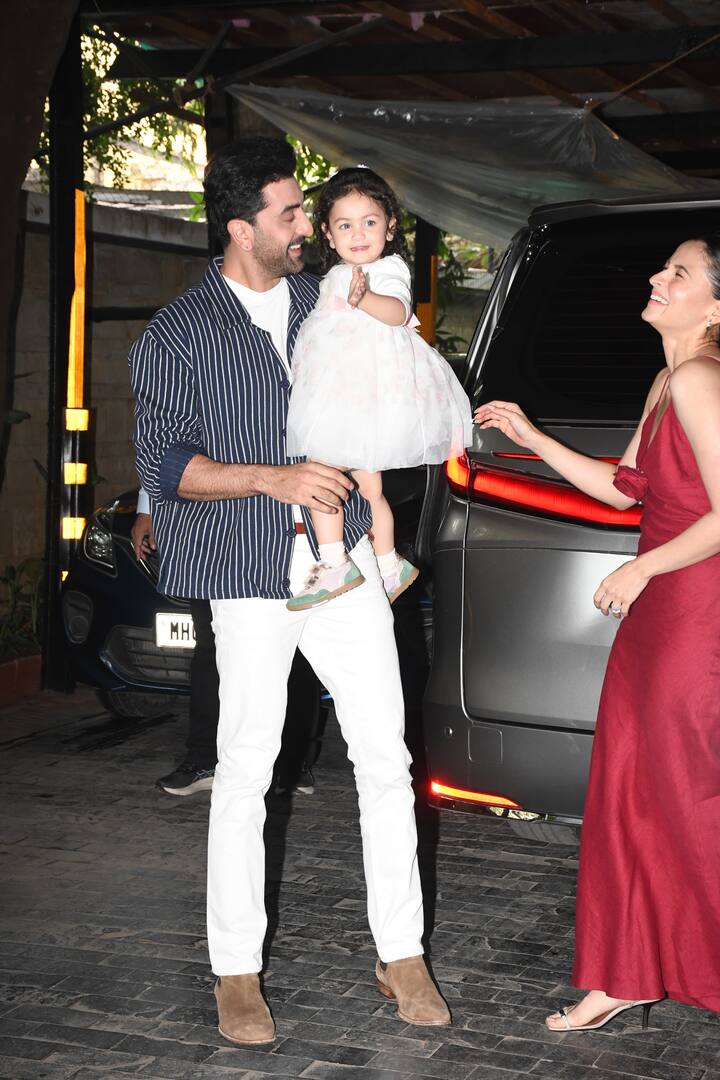 Walking ahead, she gestured to the photographers to lower their voices, saying, “Thoda sa, thoda sa. Usko darr lag raha hai.