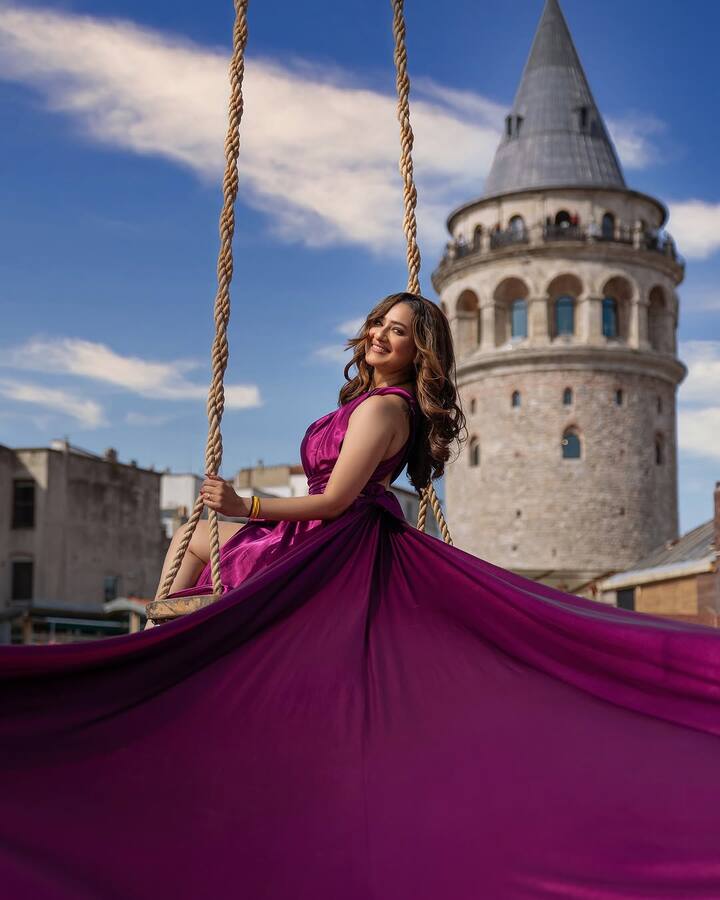 મદાલસા શર્માએ હાલમાં જ ઈંસ્ટાગ્રામ પર તેના કેટલાક ફોટો શેર કર્યા છે. જેમાં તે ગ્લેમરસ અંદાજમાં પોઝ આપી રહી છે.