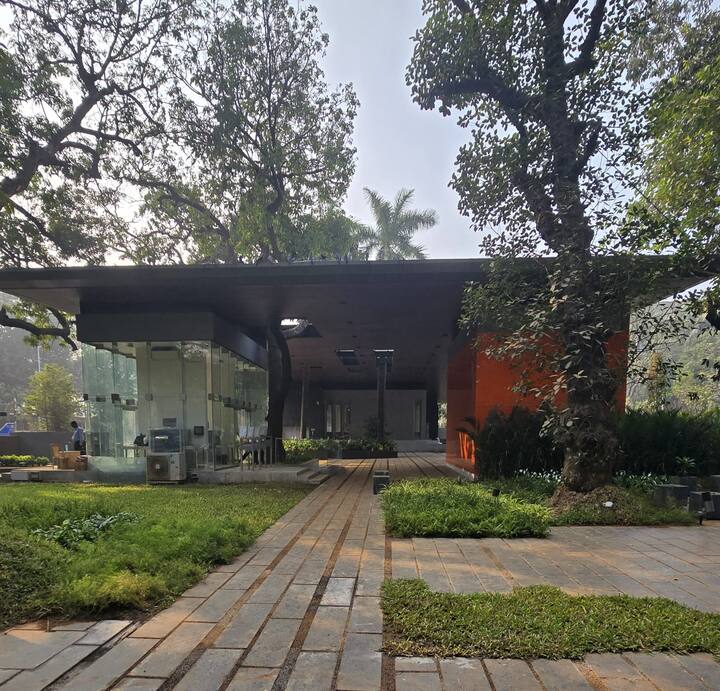 या प्रकल्पाच्या टप्पा-1 अंर्तगत एक इंटरप्रिटेशन सेंटर देखील बांधण्यात आले आहे, ज्याचे क्षेत्रफळ अंदाजे 1530.44 चौ. मी. आहे. हे सेंटर भूमिगत स्वरूपात असून, तळघरात कलाकार दालन, संग्राहालय, ग्रंथालय या दालनांचा तसेच प्रसाधनगृह आणि देखभाल कक्ष यांचा समावेश आहे.