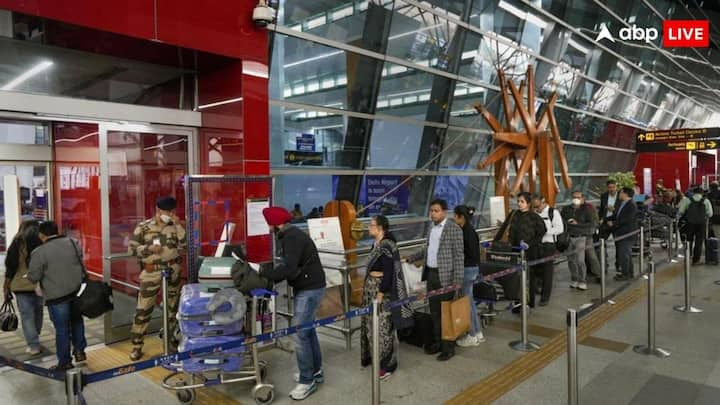 Flight Hand Bag Rules: ब्यूरो ऑफ़ सिविल एविएशन सिक्योरिटी हाल ही में फ्लाइट में लगेज को लेकर नियमों में बदलाव किया है. नए नियम के मुताबिक अब चेक इन के वक्त हैंड बैग में होना चाहिए बस इतना वजन.