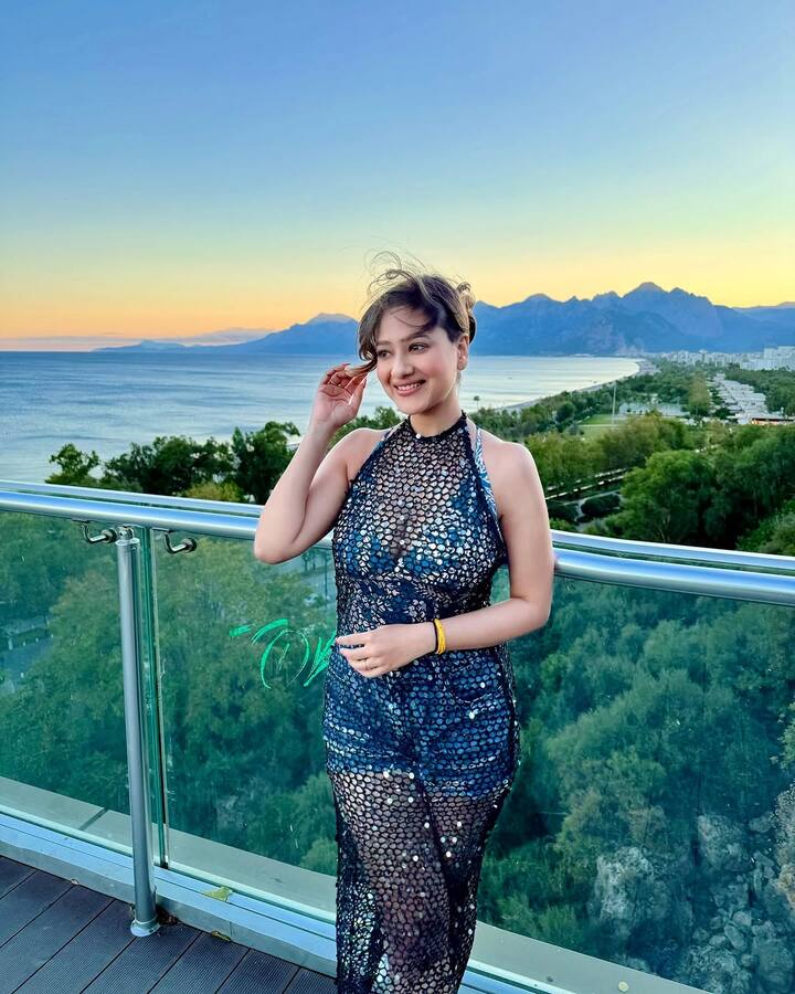 મદાલસા શર્મા સોશિયલ મીડિયા પર ઘણી એક્ટિવ રહે છે. તે દરરોજ ફેન્સ સાથે તેના ફોટા અને વીડિયો શેર કરે છે.