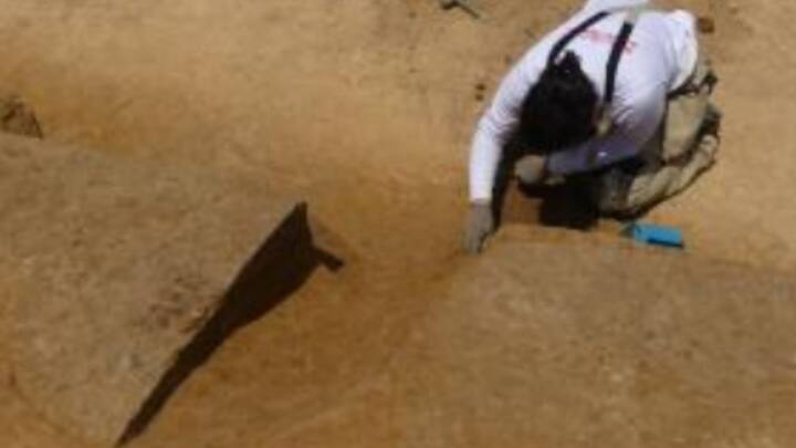 लाइव साइंस की रिपोर्ट के मुताबिक जिस स्थान पर पुरानी रोमन युग की अंगूठी मिली है. उसी जगह पर मध्ययुगीन काल के एक छोटे से गांव के अवशेष भी मिले हैं.