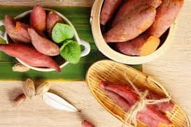 Sweet potatoes are rich in fiber, vitamin A and antioxidants. Cut them into thin pieces and bake them in olive oil. After this, their use can be helpful in keeping the body healthy and fit.