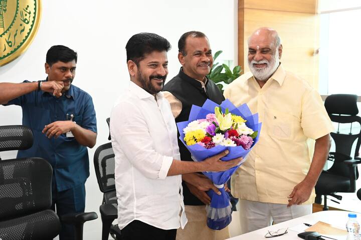 సీఎంతో భేటీ అయిన వారిలో రాఘవేంద్రరావు, అల్లు అరవింద్, నాగార్జున, వెంకటేశ్, సి.కల్యాణ్, నాగవంశీ, గోపీ అచంట, బీవీఎన్ ప్రసాద్, వంశీ పైడిపల్లి ఉన్నారు.
