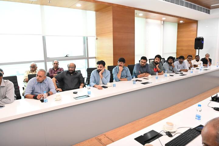 సమావేశం ప్రారంభం సమయంలో సంధ్య థియేటర్ తొక్కిసలాట ఘటనకు సంబంధించిన వీడియోను సీఎం రేవంత్ సినీ ప్రముఖుల ఎదుట ప్రదర్శించారు.