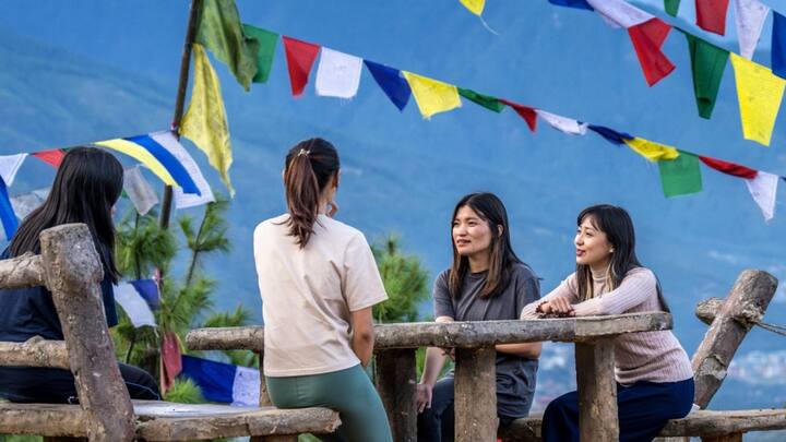 वहीं आबादी के लिहाज से भूटान एक छोटा देश है. इस देश की कुल आबादी केवल 7.5 लाख है. बता दें कि यहां की सबसे बड़ी आबादी बौद्ध धर्म का पालन करती है. यहां की कुल आबादी में से 75 फीसदी लोग बौद्ध धर्म के अनुयायी हैं. वहीं, कुल आबादी में 22.6 फीसदी हिंदू हैं.