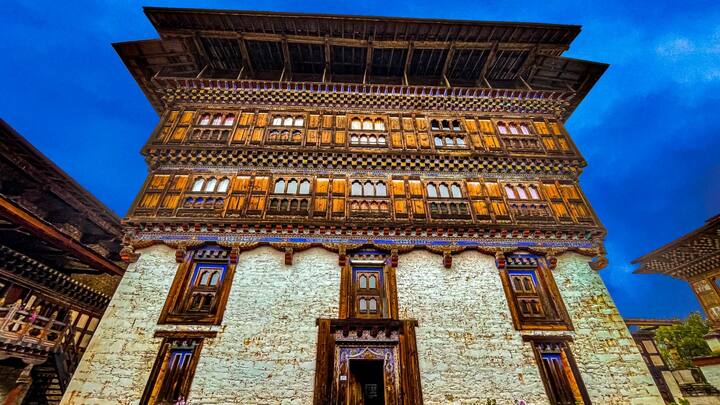 इस देश का नाम भूटान है. भूटान को ‘थंडर ड्रैगन की भूमि' के तौर पर भी जाना जाता है. भूटान का आधिकारिक और प्रमुख धर्म बौद्ध है. ये धर्म भूटान को सांस्कृतिक और धार्मिक विरासत में मिला है. यहां की एक-चौथाई आबादी हिंदू, ईसाई, इस्लाम और बॉन की है.