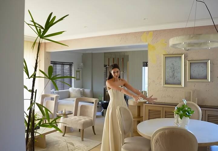 असे असतानाच तिच्या घरातील काही खास फोटो आता समोर आले आहेत. तिचे घर अगदी आलिशान असून सर्व सोईसुविधांनी युक्त असे आहे.