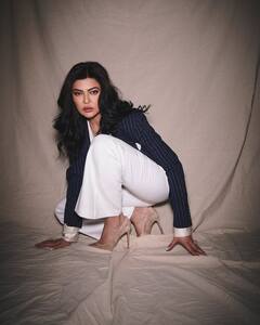 49 साल की उम्र में सुष्मिता सेन पर चढ़ा ग्लैमर का खुमार, शर्ट के बटन खोलकर दिए ऐसे-ऐसे पोज, तस्वीरें वायरल