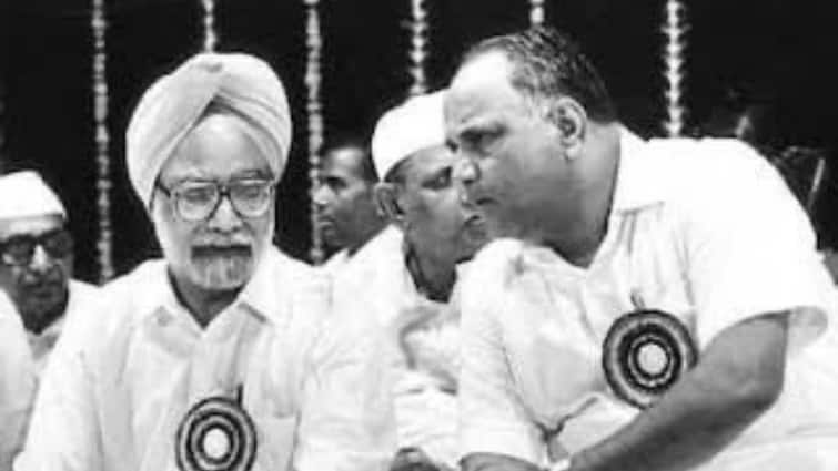 Sharad Pawar Says Deeply saddened to learn about the passing of Dr Manmohan Singh Manmohan Singh Death: मनमोहन सिंह के साथ तस्वीर शेयर कर शरद पवार हुए भावुक, 'वैश्विक राजनेता...'