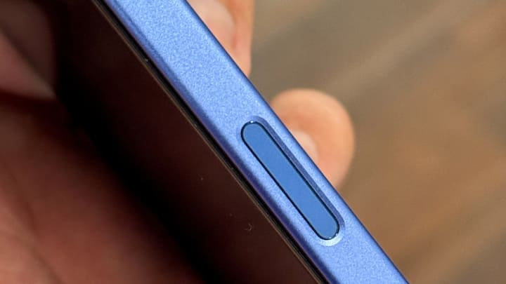 साथ ही फोन में बरदस्त कैमरा कंट्रोल है. आप विजुअल इंटेलिजेंस की मदद से काफी कुछ कर सकते हैं.