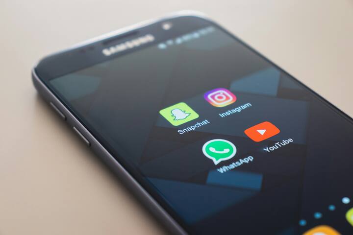 WhatsApp के नए नियम के मुताबिक, कई पुराने एंड्रॉइड फोन पर व्हाट्सएप का इस्तेमाल नहीं किया जा सकेगा. इसमें सैमसंग गैलेक्सी एस3, सैमसंग गैलेक्सी नोट 2, सैमसंग गैलेक्सी एस4 मिनी, मोटोरोला मोटो जी (पहली पीढ़ी), मोटोरोला रेज़र एचडी, मोटो ई 2014, एचटीसी वन एक्स, एचटीसी वन एक्स+, एचटीसी डिजायर 500, एचटीसी डिजायर 601, एलजी ऑप्टिमस जी, एलजी नेक्सस 4, एलजी जी2 मिनी, एलजी एल90, सोनी एक्सपीरिया जेड, सोनी एक्सपीरिया एसपी, सोनी एक्सपीरिया टी और सोनी एक्सपीरिया वी जैसे कई फोन शामिल हैं.