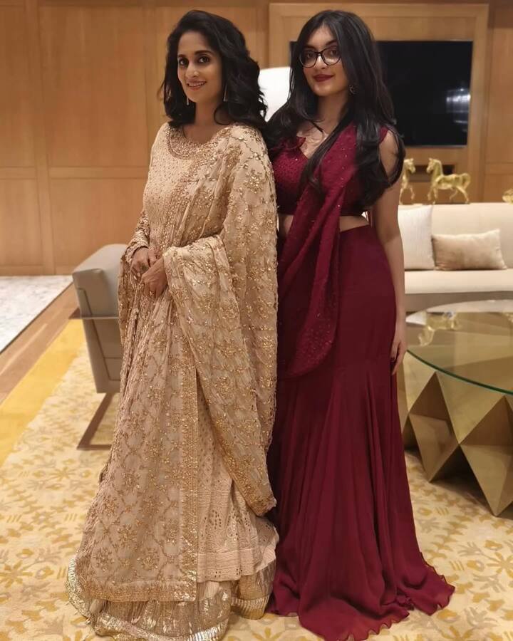 அந்த வகையில், நடிகை நயன்தாரா திருமணத்தில் துவங்கி, அர்ஜுன் மகள் திருமணம், இயக்குனர் ஷங்கரின் மகள் திருமணம் மற்றும் சமீபத்தில் நடந்த ஜெய்ராம் மகன் காளிதாஸ் வெட்டிங் ரிசப்ஷனில் கூட ஷாலினி மட்டுமே குழந்தைகளோடு கலந்து கொண்டார்.