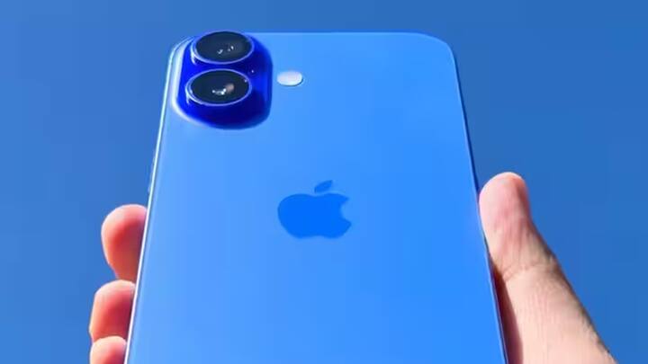 હાલમાં એપલનો લેટેસ્ટ iPhone 16 20 હજાર રૂપિયાથી ઓછી કિંમતે ખરીદવાની તક છે. આ ફોન આ વર્ષે સપ્ટેમ્બરમાં લોન્ચ કરવામાં આવ્યો હતો અને હવે ફ્લિપકાર્ટ પર મોટી ડીલ ઉપલબ્ધ છે. iPhone 16નું 128GB વેરિઅન્ટ 79,990 રૂપિયાની કિંમત સાથે લોન્ચ કરવામાં આવ્યું હતું. તેના 256 જીબી મોડલની કિંમત 89,990 રૂપિયા અને 512 જીબી વર્ઝનની કિંમત 1,09,990 રૂપિયા છે. પરંતુ હવે તમે iPhone 16નું 128GB વેરિઅન્ટ 20 હજાર રૂપિયાથી ઓછી કિંમતમાં ખરીદી શકશો.