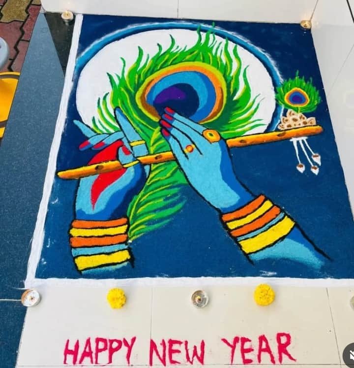 कृष्ण बांसुरी डिजाइन रंगोली: नए साल की शुरुआत ही भगवान श्री कृष्ण से हो तो पूरा साल अच्छा ही रहेगा। ऐसे में नए साल के मौके पर आप श्री कृष्ण की मनमोहक महंगी बांसुरी और मोर पंख वाली ऐसी रंगोली भी घर या ऑफिस में बना सकते हैं।