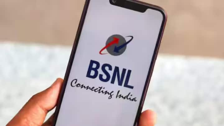 ਸਰਕਾਰੀ ਟੈਲੀਕਾਮ ਕੰਪਨੀ BSNL ਦੇ ਗਾਹਕਾਂ ਦੀ ਗਿਣਤੀ ਲਗਾਤਾਰ ਵੱਧ ਰਹੀ ਹੈ। ਕੰਪਨੀ ਲਗਾਤਾਰ ਯੂਜ਼ਰਸ ਨੂੰ ਨਵੇਂ ਆਫਰ ਦੇ ਰਹੀ ਹੈ। ਹਾਲਾਂਕਿ, BSNL ਕੋਲ Jio, Airtel ਅਤੇ Vi ਦੇ ਮੁਕਾਬਲੇ ਘੱਟ ਗਾਹਕ ਹਨ।