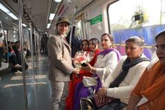 DMRC के लिए खास दिन, दुल्हन की तरह सजाई गई दिल्ली मेट्रो ट्रेन, देखें तस्वीरें