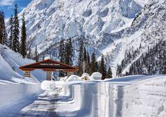 Cold Wave in India: माइनस में पारा, जम रहा खून, घंटों सड़कों पर फंसे सैकड़ों लोग, 174 रोड बंद