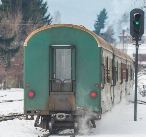 ਟਾਈਮਜ਼ ਆਫ ਇੰਡੀਆ ਦੀ ਰਿਪੋਰਟ ਮੁਤਾਬਕ ਰੇਲਵੇ ਨਵੀਂ ਦਿੱਲੀ ਅਤੇ ਸ਼੍ਰੀਨਗਰ ਦੇ ਵਿਚਕਾਰ ਅਜਿਹੀ ਟ੍ਰੇਨ ਚਲਾਉਣ 'ਤੇ ਵਿਚਾਰ ਕਰ ਰਿਹਾ ਹੈ ਜੋ ਸੈਂਟਰਲੀ ਹੀਟ ਹੋਵੇਗੀ, ਯਾਨੀ ਸਲੀਪਰ ਕੋਚ 'ਚ ਹੀਟਰ ਹੋਵੇਗਾ। ਇਹ ਟਰੇਨ ਇਹ ਦੂਰੀ 13 ਘੰਟਿਆਂ ਵਿੱਚ ਤੈਅ ਕਰੇਗੀ। ਦੱਸਿਆ ਜਾ ਰਿਹਾ ਹੈ ਕਿ ਇਨ੍ਹਾਂ ਟਰੇਨਾਂ ਦਾ ਉਦਘਾਟਨ ਅਗਲੇ ਮਹੀਨੇ ਹੋ ਸਕਦਾ ਹੈ। ਦੂਜੇ ਦਰਜੇ ਦੇ ਸਲੀਪਰ ਕੋਚ ਵਿੱਚ ਹੀਟਰ ਦੀ ਸਹੂਲਤ ਨਹੀਂ ਹੋਵੇਗੀ।