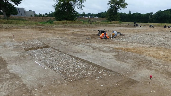 ब्रिटनी गांव भी करीब 1,300 साल पुराना हो सकता है. वहां घरों, खेतों, चरागाहों और अनाज रखने के लिए भूमिगत सोलिस के अवशेष मिले हैं.