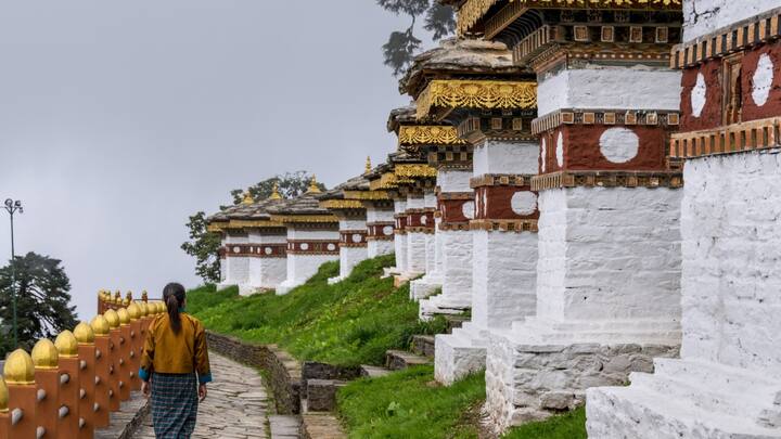 भूटान में बौद्ध और हिंदू आबादी सबसे ज्यादा होने के कारण भूटान में बौद्ध मंदिर और मठ के साथ ही हिंदू मंदिर भी हैं. लेकिन यहां पर एक भी मस्जिद नहीं है.