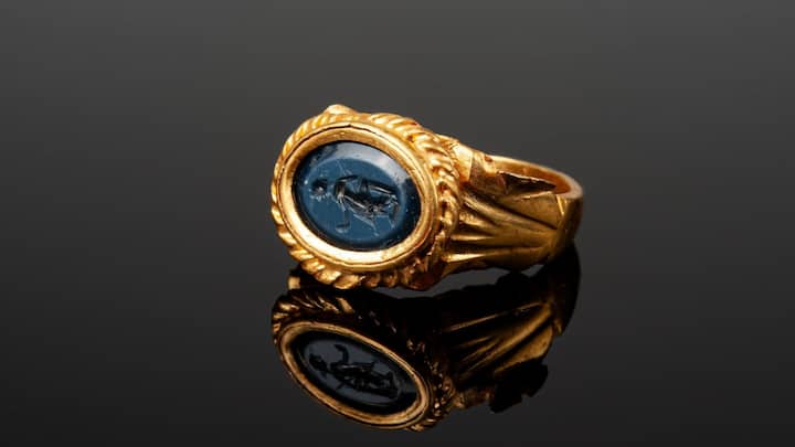 निकोलो एक प्रकार का गोमेद पत्थर होता है. इसे इस तरह काटा जाता है कि इसके ऊपर नीले रंग की एक पतली परत और नीचे काले रंग की एक मोटी परत होती है.