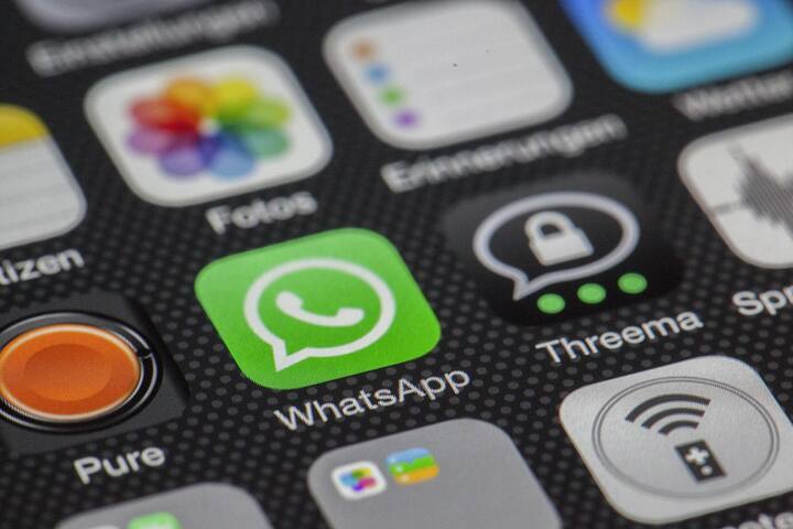 इसका मतलब है कि आईफोन 5s, आईफोन 6 और आईफोन 6 प्लस के लिए WhatsApp का सपोर्ट अपने आप खत्म हो जाएगा.