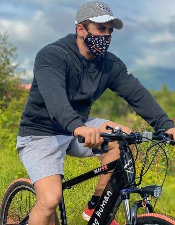 Salman Khan is one of the few celebrities in India who has invested in bicycles. The Bollywood superstar owns the Giant Propel 2014 XTC, which is one of the most expensive and famous bicycles in India. Salman can often be seen riding the famous bicycle on the streets of Mumbai.