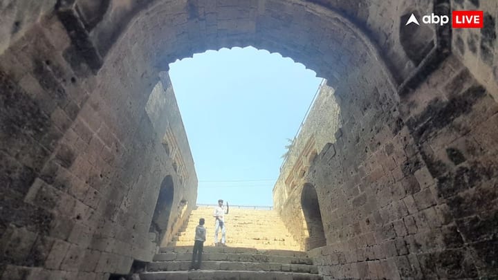 जिलाधिकारी राजेंद्र पेंसिया ने बताया कि संभल एक प्राचीन नगर है जहां ऐतिहासिक अवशेषों का एक समृद्ध इतिहास है. इन धरोहरों को संरक्षित और सुरक्षित रखने के लिए एएसआई टीम का निरीक्षण किया गया.