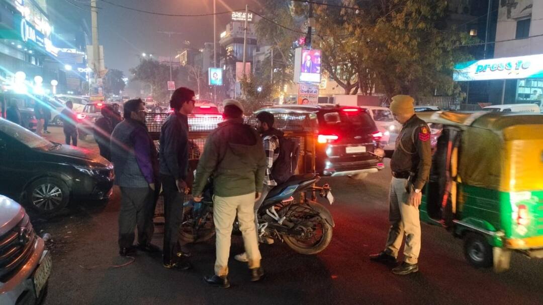 New Year 2025: नए साल के जश्न की तैयारी में जुटी दिल्ली पुलिस, VIP इलाकों में खास इंतजाम New Year 2025 Celebration Delhi Police Security arrangements in VIP areas Connaught Place New Year 2025: नए साल के जश्न की तैयारी में जुटी दिल्ली पुलिस, VIP इलाकों में खास इंतजाम