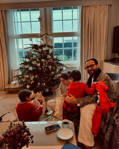 Kareena Christmas Celebration: क्रिसमस पर तैमूर को पापा से मिला ये गिफ्ट, जेह ने मां करीना संग की मस्ती