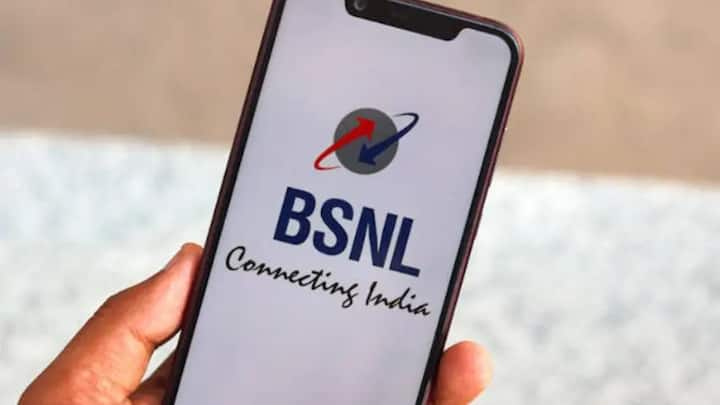 सरकारी टेलीकॉम कंपनी बीएसएनएल (BSNL) के ग्राहक लगातार बढ़ रहे हैं. कंपनी लगातार यूजर्स को नए नए ऑफर दे रही है.  हालांकि, जियो, एयरटेल और वीआई के मुकाबले BSNL के ग्राहक कम हैं.